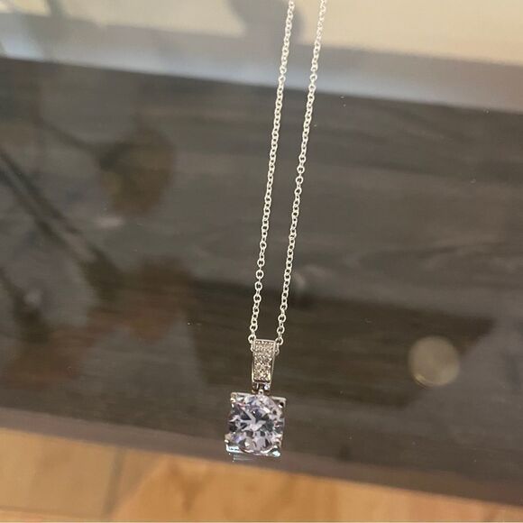 The Solitaire Stunner Pendant Necklace in 925 silver - Picture 3 of 8